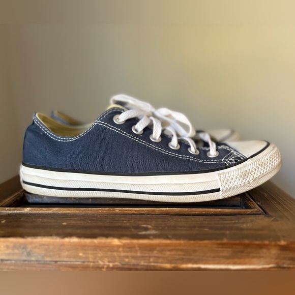 Converse Men’s or Women’s Navy Classic Sneakers - Picture 1 of 8